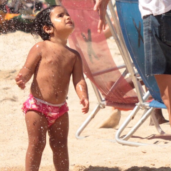 Carolina Ferraz brincou cpm a caçula na praia