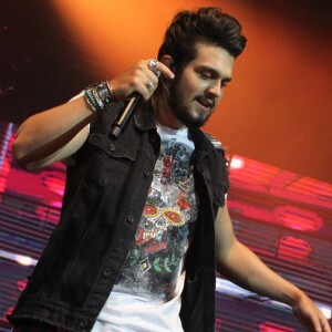 Luan Satana se emocionou no palco ao cantar sucessos do álbum '1977', em show no Rio de Janeiro