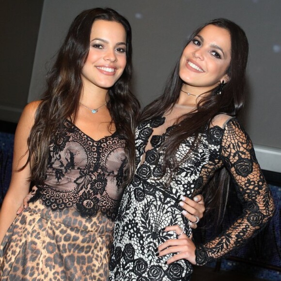 Emilly curtiu show de Luan Santana na companhia da irmã gêmea, Mayla