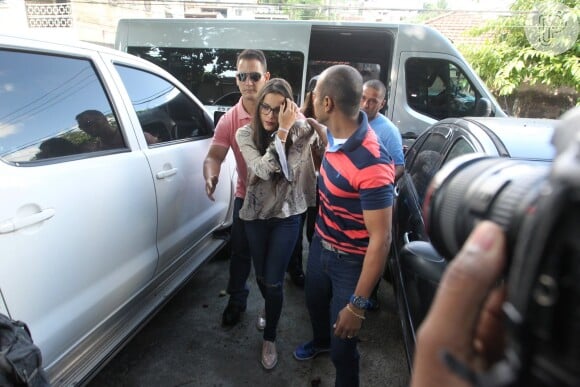 Emilly Araújo, campeã do 'BBB17', foi escoltada por seguranças