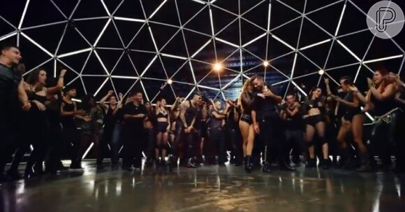 Jennifer Lopez dança em clipe com Ricky Martin dançam juntinhos e protagonizam cenas quentes no clipe 'Adrenalina'
