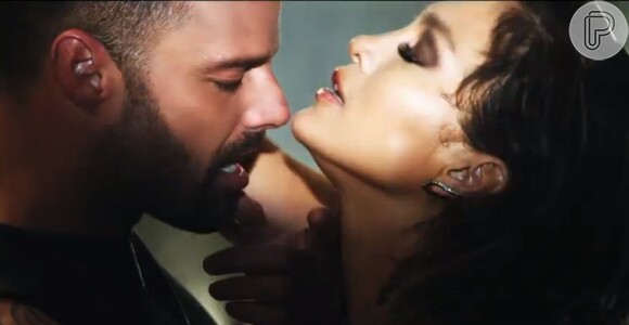 Jennifer Lopez e Ricky Martin dançam juntinhos e protagonizam cenas quentes no clipe 'Adrenalina'