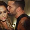 Ricky Martin mostra intimidade com Jennifer Lopez em clipe