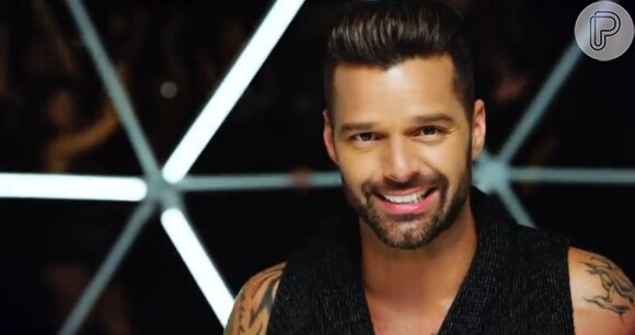 Ricky Martin esquenta o clima no clipe 'Adrenalina'