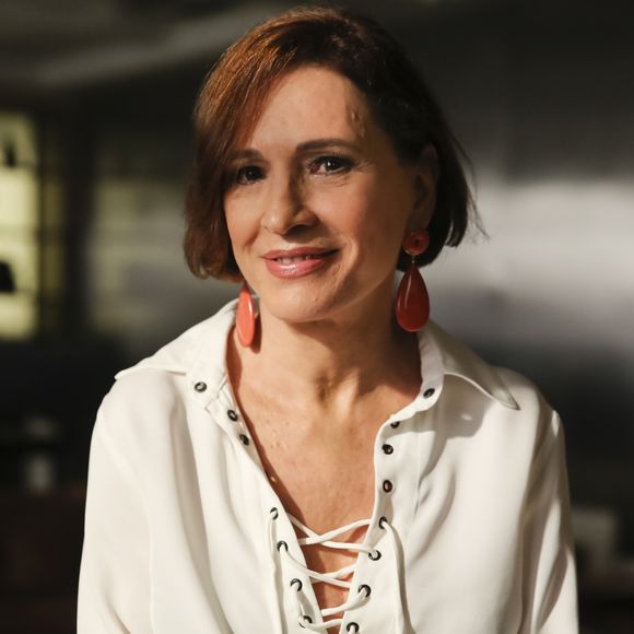 Natália do Vale é a socialite Kiki, mulher de Arnaldo Sampaio (Antonio Calloni) em 'Os Dias Eram Assim'