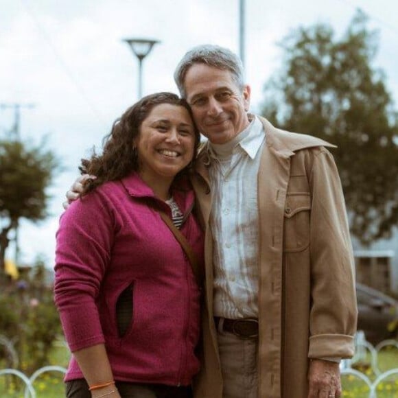 Alfredo Castro e Cyria Coentro vivem o casal de médicos Hernando e Laura, pais de Rimena (Maria Casadevall), em 'Os Dias Eram Assim'