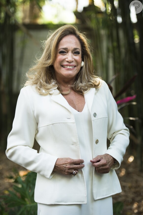 Susana Vieira é a vilã Cora Dumonte, que mesmo estando falida mantém a pose de milionária em 'Os Dias Eram Assim'