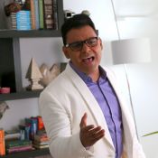 Pablo aparece atendendo o celular ao vivo no 'Encontro' e agita web: 'Foi isso?'