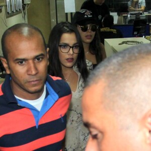 Emilly, campeã do 'BBB17', teve a companhia da irmã gêmea, Mayla, ao prestar depoimento