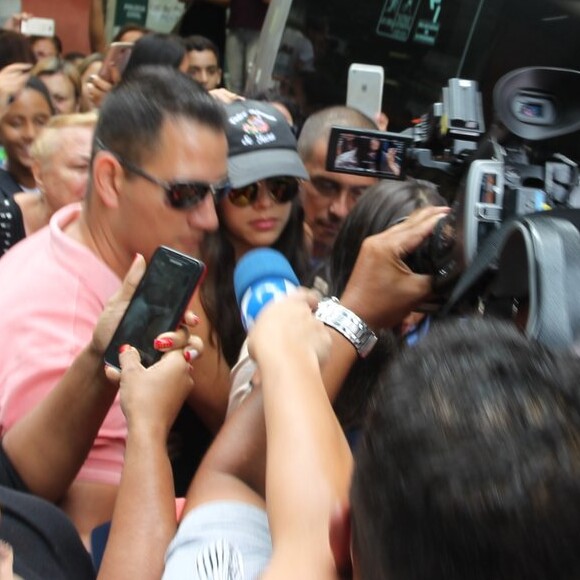 Emilly, campeã do 'BBB17', foi cercada ao deixar a Delegacia Especial de Atendimento à Mulher, onde prestou depoimento dos indícios de agressão de Marcos durante o reality