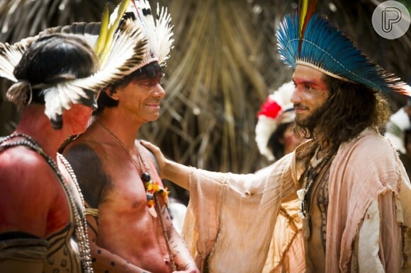 Joaquim (Chay Suede) recebe os agradecimentos dos índios por intermediar o acordo de paz com Dom Pedro (Caio Castro), na novela 'Novo Mundo'