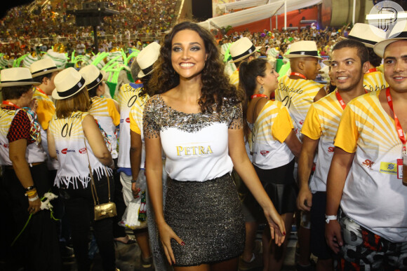 Débora Nascimento curtiu o Carnaval no sábado, 3 de março de 2014. Na ocasião, ela contou que viajaria para Califórnia com os colegas de elenco. Na trama, ela viverá uma top model latina