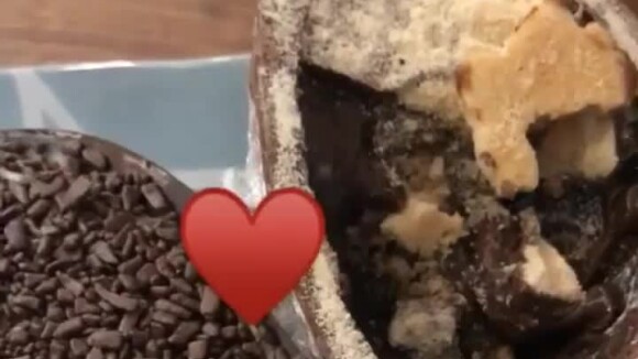Grazi Massafera devorou ovo de chocolate após a Páscoa e postou vídeo no Instagram nesta segunda-feira, 17 de abril de 2017
