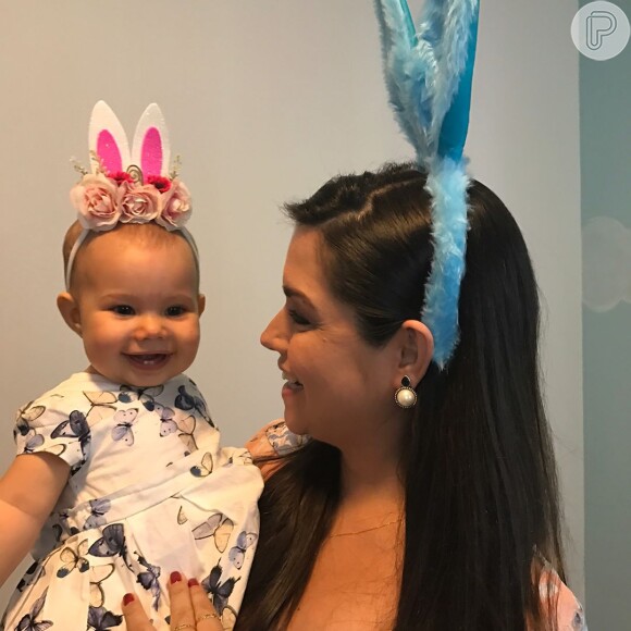 Thais Fersoza mostrou foto da filha, Melinda, usando orelhinhas de coelho