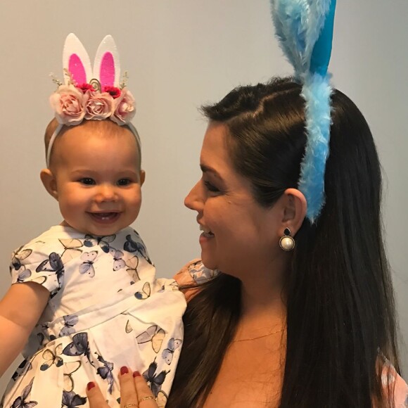 Thais Fersoza mostrou foto da filha, Melinda, usando orelhinhas de coelho