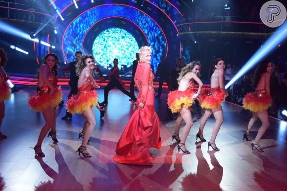 Xuxa Meneghel agitou o público ao dançar na abertura uma versão de 'Dancing Queen', do Abba, trilha sonora marcante do longa 'Mamma Mia!'