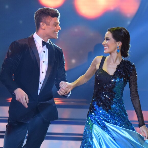 Xuxa Meneghel não conteve a emoção e vibrou bastante a nota 10 recebida pela atriz Maytê Piragibe no 'Dancing Brasil', desta segunda-feira, 17 de abril de 2017