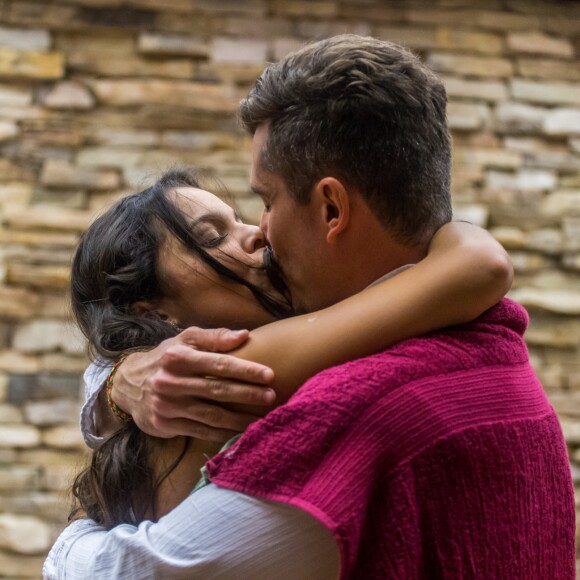 Depois de muitas investidas, Marcos conseguiu um beijo de Emilly no 'BBB17'