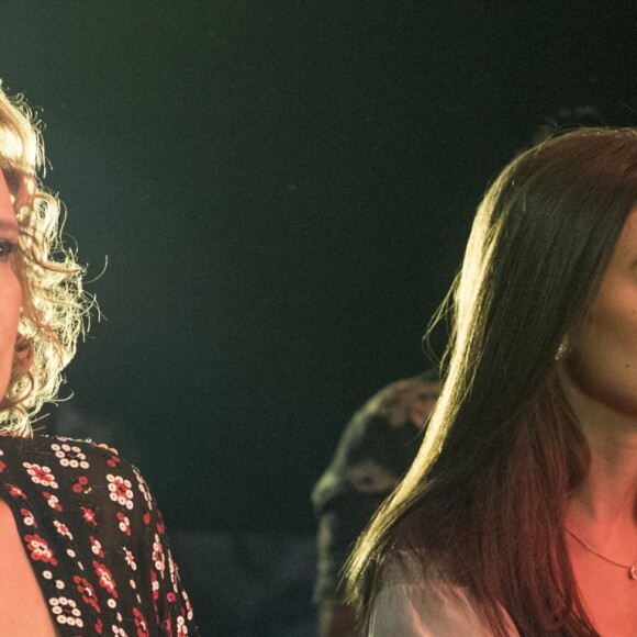 Néia (Ana Beatriz Nogueira) confessa à Yasmin (Marina Moschen) que roubou o CD de Gui (Vladimir Brichta), na novela 'Rock Story'