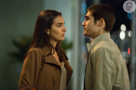 Yasmin (Marina Moschen) conta a Zac (Nicolas Prattes) que Néia (Ana Beatriz Nogueira) furtou o CD de Gui (Vladimir Brichta) e pede segredo ao namorado, na novela 'Rock Story'