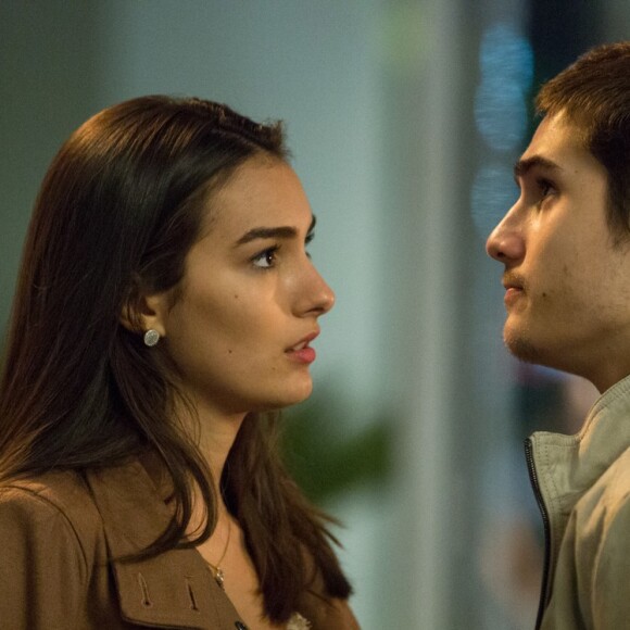 Yasmin (Marina Moschen) conta a Zac (Nicolas Prattes) que Néia (Ana Beatriz Nogueira) furtou o CD de Gui (Vladimir Brichta) e pede segredo ao namorado, na novela 'Rock Story'