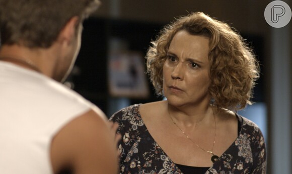 Néia (Ana Beatriz Nogueira) precisa disfarçar para que Léo (Rafael Vitti) não desconfie ao flagrá-la abraçando Gui (Vladimir Brichta), na ovela 'Rock Story'