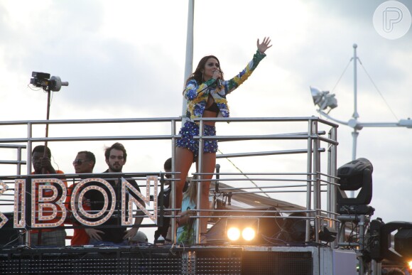 Alinne Rose fez na tarde desta terça-feira, 4 de março de 2014, seu último show com a banda Cheiro de Amor. Na despedida, a cantora contou com a presença de Caio Castro, Antonia Fontenelle e da ex-BBB Letícia em seu trio elétrico