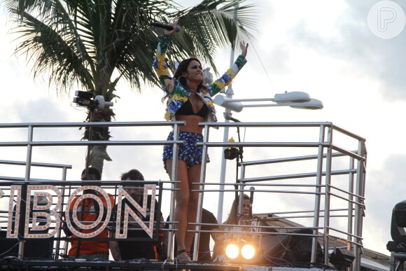 Alinne Rose fez na tarde desta terça-feira, 4 de março de 2014, seu último show com a banda Cheiro de Amor. Na despedida, a cantora contou com a presença de Caio Castro, Antonia Fontenelle e da ex-BBB Letícia em seu trio elétrico