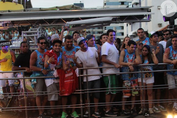 Alinne Rose fez na tarde desta terça-feira, 4 de março de 2014, seu último show com a banda Cheiro de Amor. Na despedida, a cantora contou com a presença de Caio Castro, Antonia Fontenelle e da ex-BBB Letícia em seu trio elétrico