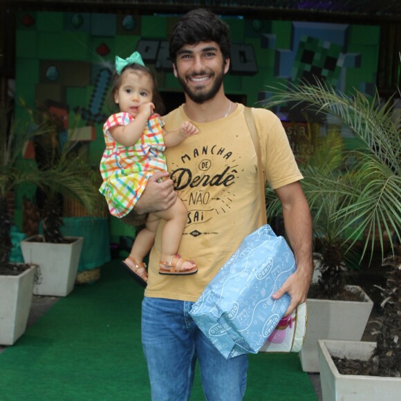 Hugo Moura entregou semelhança entre a filha, Maria Flor, e a mulher, Deborah Secco