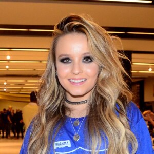 Larissa Manoela nega a retomada do relacionamento amoroso com Thomaz Costa e afirma estar solteira