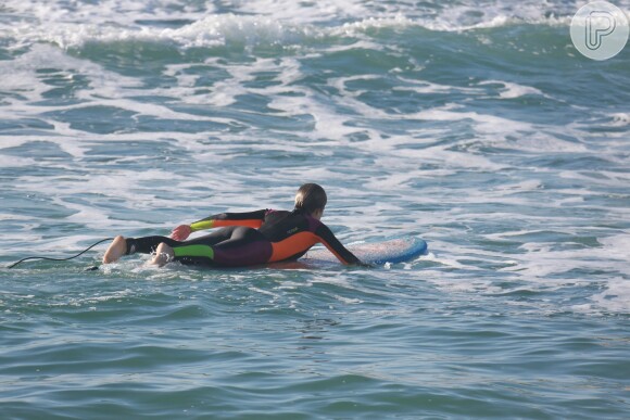Isabella Santoni mostrou habilidade em dia de surfe em praia do Rio