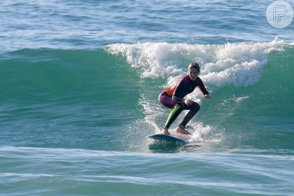 Isabella Santoni surfou em praia do Rio na manhã desta quarta-feira, 19 de abril de 2017