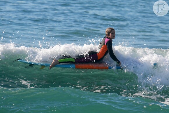 Isabella Santoni curtiu dia de surfe em praia do Rio na manhã desta quarta-feira, 19 de abril de 2017