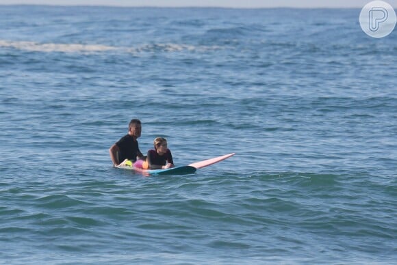 Isabella Santoni fez uma aula de surfe na praia do Recreio dos Bandeirantes