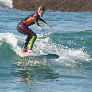 'Peguei várias ondas, não deixei passar nenhuma. Foi irado, tô super feliz', disse Isabella Santoni em vídeo no Instagram
