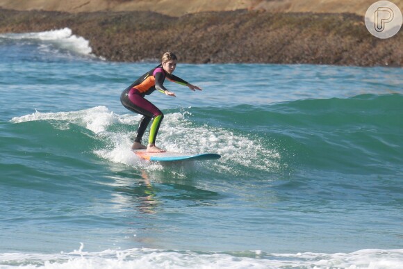 Isabella Santoni exibiu toda sua habilidade com a prancha de surfe no mar carioca