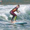 Isabella Santoni praticou surfe com macacão de neoprene