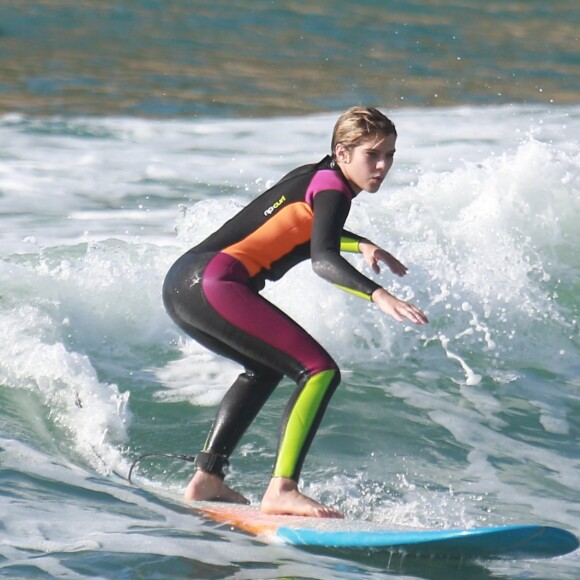 Isabella Santoni praticou surfe com macacão de neoprene