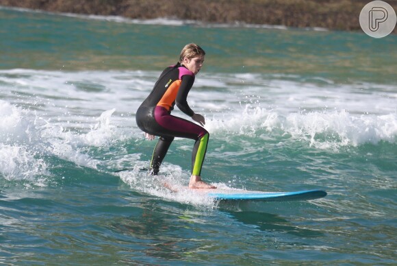Isabella Santoni usou macacão de neoprene, adequado para o surfe