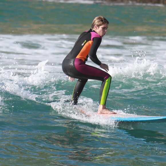 Isabella Santoni usou macacão de neoprene, adequado para o surfe