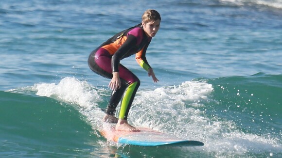 Isabella Santoni exibe habilidade em aula de surfe em praia do Rio. Fotos!