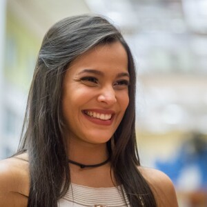 Ex-BBB Emilly contou que foi elogiada pelo apresentador Tiago Leifert