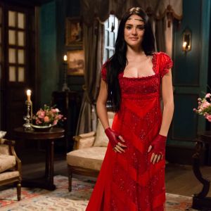 Isabelle Drummond concilia fé e trabalho em entrevista à revista 'Caras' divulgada nesta quarta-feira, dia 19 de abril de 2017