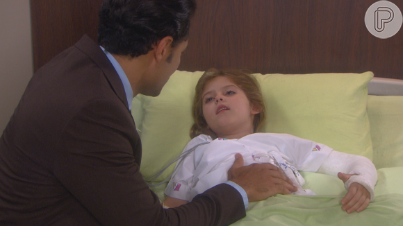 Dulce (Lorena Queiroz) fica mais calma quando Gustavo (Carlo Porto) chega ao hospital, no capítulo que vai ao ar sexta-feira, dia 28 de abril de 2017, na novela 'Carinha de Anjo'