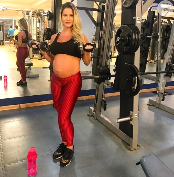 Andressa Suita mostra barriga de grávida e Gusttavo Lima se declara em foto postada por ela nesta quarta-feira, dia 19 de abril de 2017