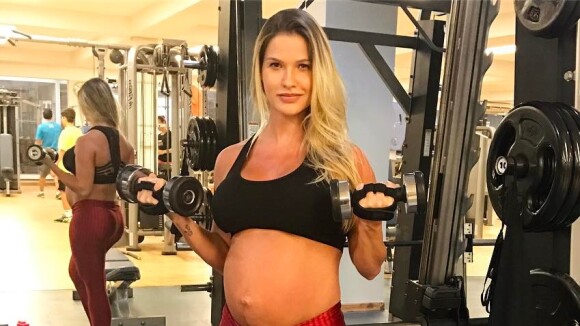 Andressa Suita mostra barriga de grávida e Gusttavo Lima se declara: 'Mamãe'