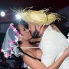 Belo e Gracyanne Barbosa renovaram os votos de 4 anos de casamento durante festa junina