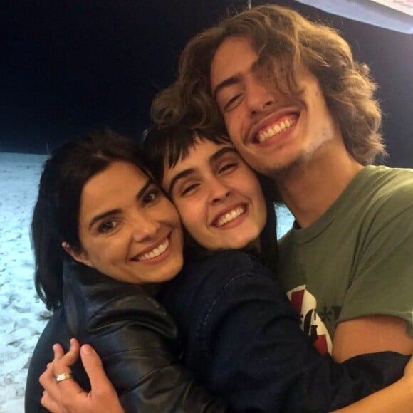 Vanessa Giácomo posou com os atores Valentina Herszage e Jaffar Bambirra nos bastidores de 'Pega Ladrão'