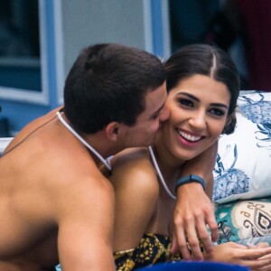 Vivian e Manoel avaliam relacionamento após 'BBB17': 'A gente conversou bastante, ela falou que quer aproveitar o tempo, dar tempo ao tempo e aproveitar a oportunidade que a gente está tendo juntos, ela como vice-campeã do 'BBB' e eu voltando da Espanha com meu irmão'